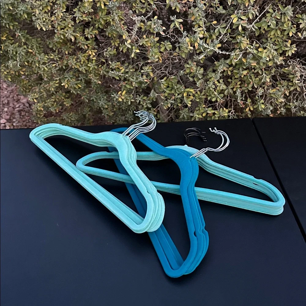 Velvet hangers heavy duty set of 16 counts, used-great condition.